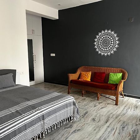 Metro Connected Homestay With Parkview Greater Noida Exterior photo