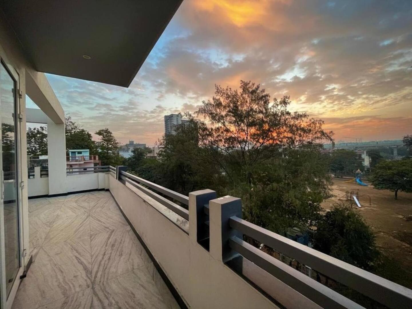 Metro Connected Homestay With Parkview Greater Noida Exterior photo