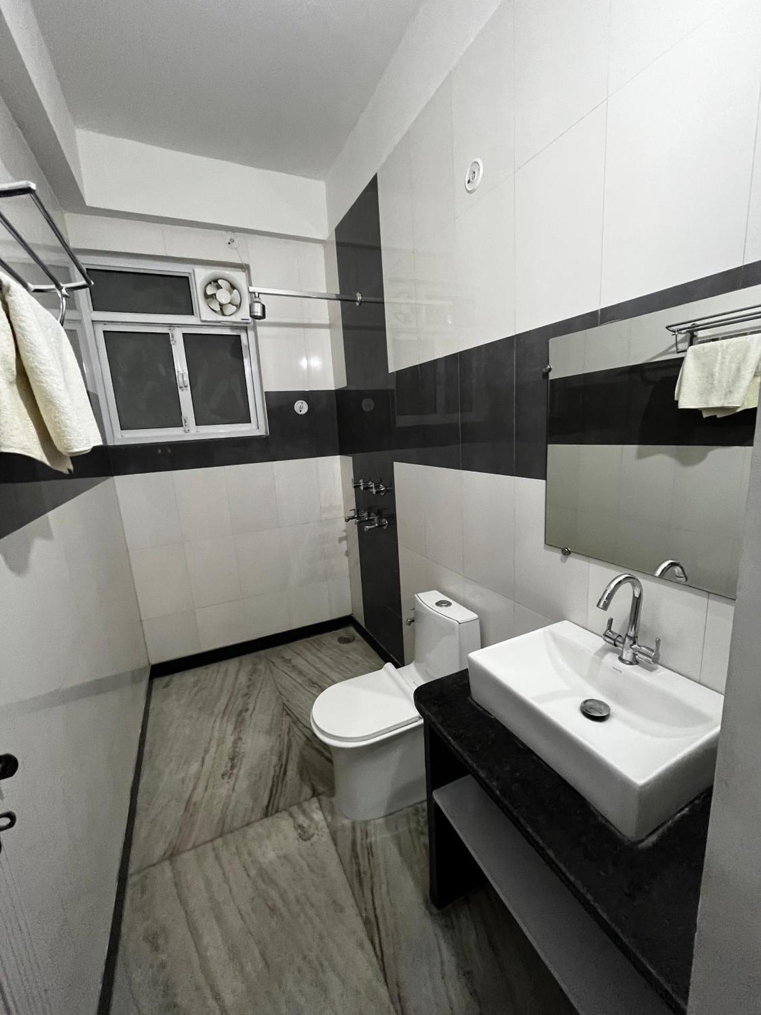 Metro Connected Homestay With Parkview Greater Noida Exterior photo