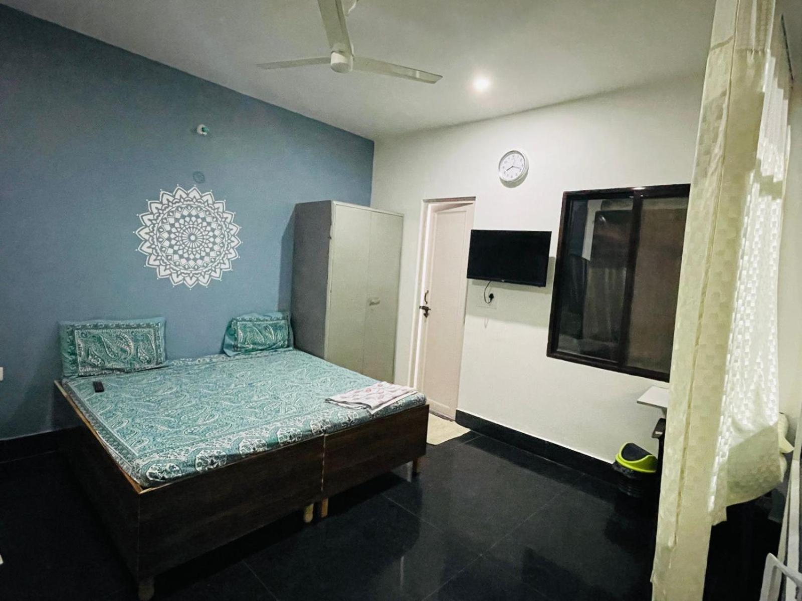 Metro Connected Homestay With Parkview Greater Noida Room photo